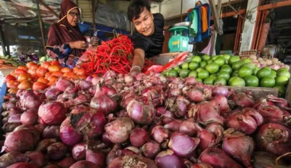 Ilustrasi - Pedagang melayani pembeli bawang merah di pasar tradisional Kota Lhokseumawe, Aceh,Rabu (8/6/2022). DOC: (ANTARA)