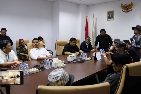 Sejumlah pencipta lagu menggelar aksi unjuk rasa di kantor Lembaga Manajemen Kolektif Nasional (LMKN) di kawasan Rasuna Said (Dok : Ist).