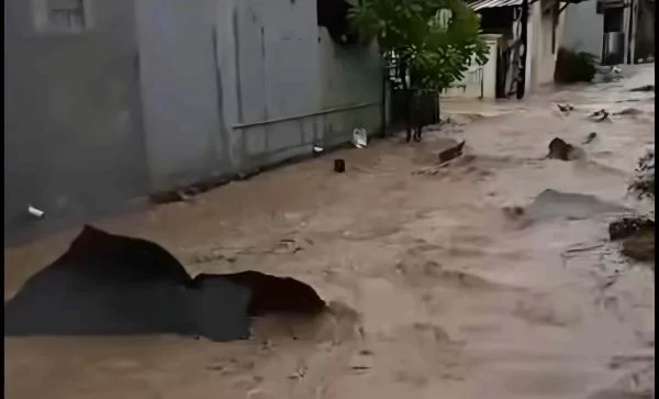 Viral video aspal jalan hanyut terbawa banjir di Cirebon (Dok : Int).