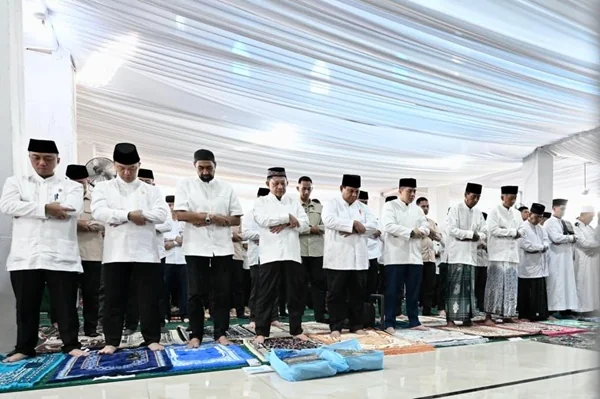 Presiden Prabowo Salat Idulfitri di Huntara Aceh Tamiang (Dok : Ist).