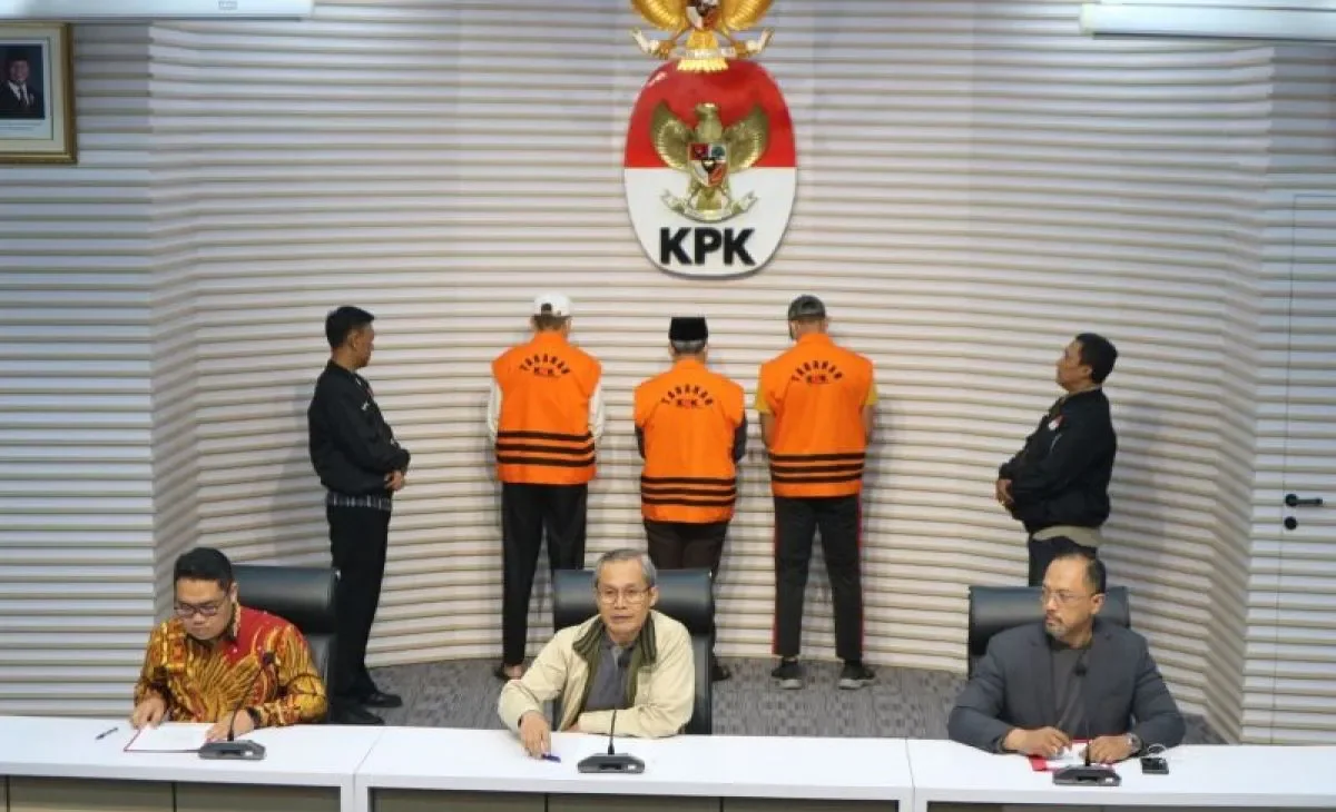 Penyidik Komisi Pemberantasan Korupsi (KPK) menghadirkan tiga tersangka dalam perkara dugaan korupsi berupa pemerasan dan gratifikasi di lingkungan Pemerintah Provinsi Bengkulu dalam jumpa pers di Gedung Merah Putih KPK, Jakarta, Minggu (24/11/2024). DOC: