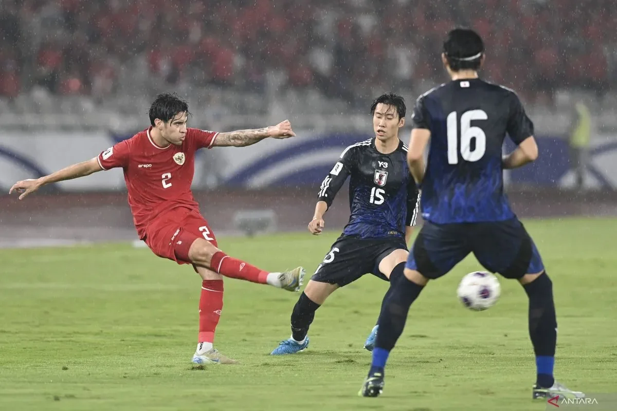 Pesepak bola Timnas Indonesia Kevin Diks (kiri) menendang bola dengan dihadang pesepak bola Jepang Daichi Kamada (kedua kanan) saat bertanding dalam laga Grup C Babak Ketiga Kualifikasi Piala Dunia 2026 di Stadion Utama Gelora Bung Karno (SUGBK), Senayan,