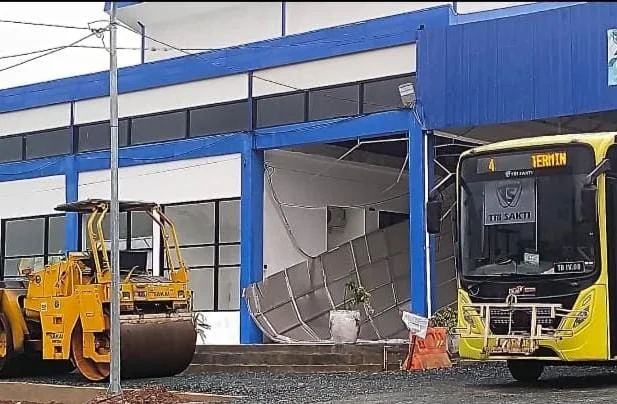 Plafon terminal soemarsono PA pelaihari yang runtuh diakibatkan angin kencang (Poros Kalimantan)