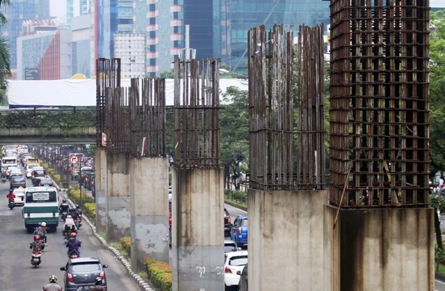 Tiang monorel Mangkrak