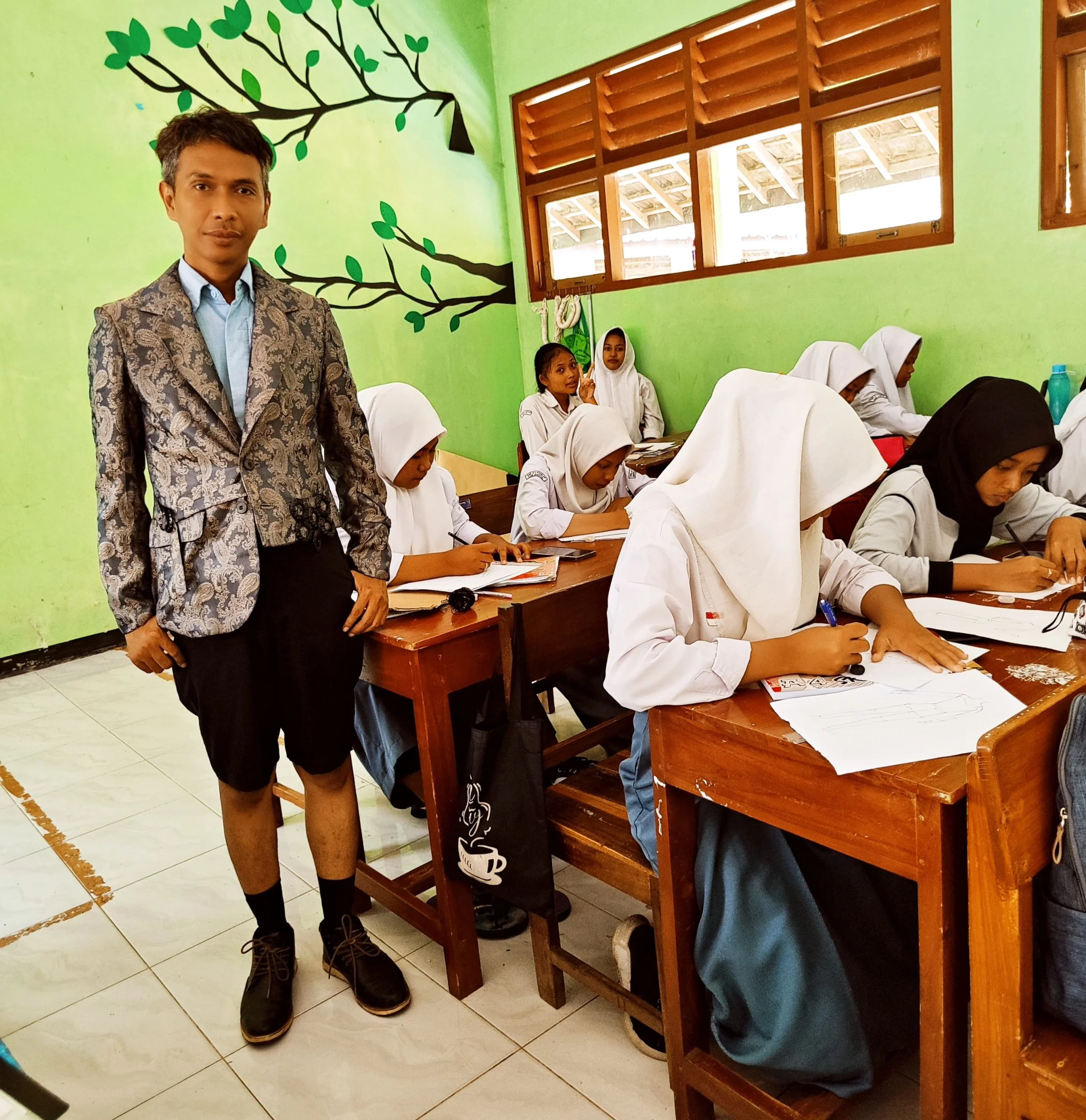 guru Kompetensi Keahlian Tata Busana, SMKN 1 Pandak, Bantul, Daerah Istimewa Yogyakarta (DIY), Indra Gunawan dengan bangga menggunakan busana karya siswanya.