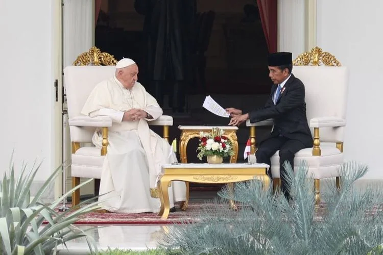 Pemimpin tertinggi gereja Katolik Paus Fransiskus melakukan pertemuan bilateral dengan Presiden Jokowi dalam bentuk tete a tete atau empat mata di beranda Istana Merdeka, Jakarta Pusat, Rabu (4/9/2024) siang. (Dok. PAPAL INDONESIA APOSTOLIC JOURNEY 2024)