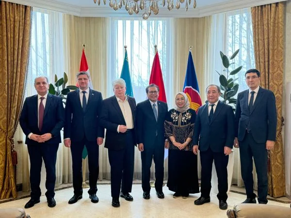 Duta Besar Fadjroel Rachman bersama 4 (empat) Duta Besar dan Kementerian Ekonomi Nasional Kazakhstan merayakan penandatangan Free Trade Agreement Indonesia - Eurasian Economic Union (FTA Indonesia - EAEU) di Wisma Indonesia  (Dok : Ist).