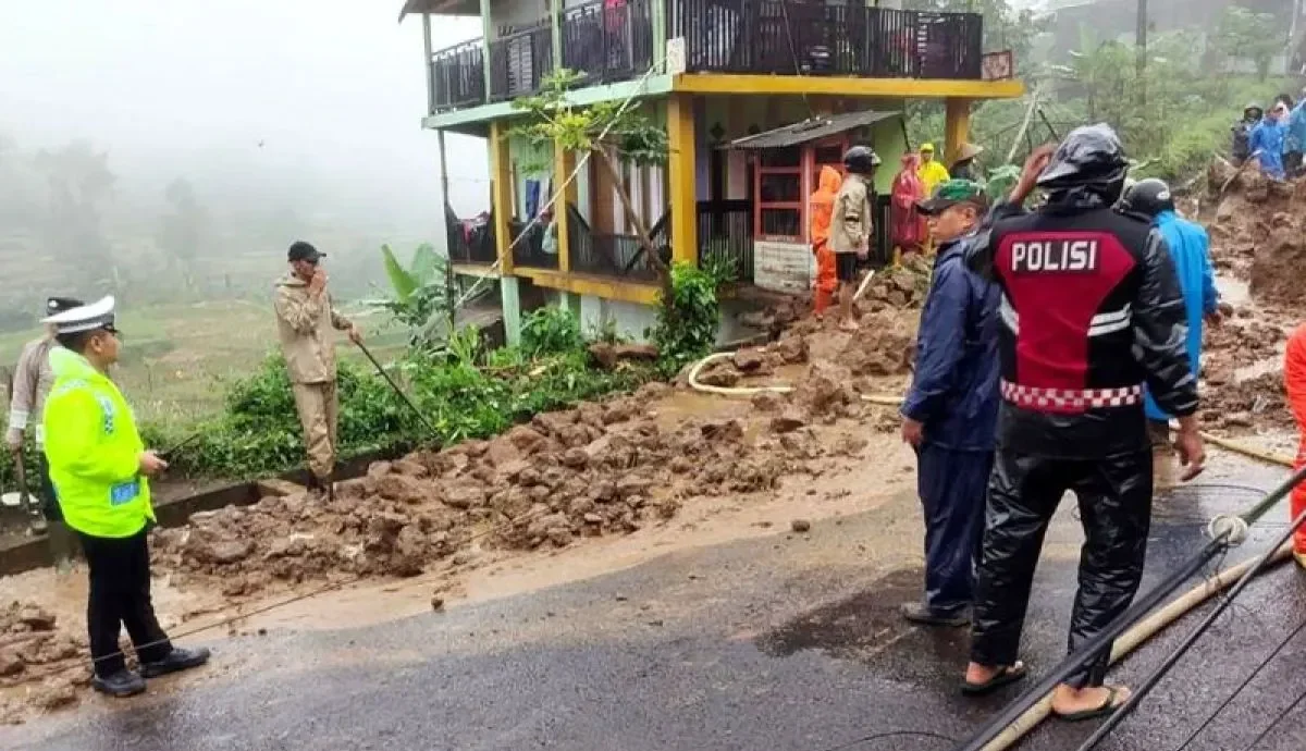 Istimewa - Tanah longsor, arus lalin dialihkan hindari longsor di Cilawu Garut