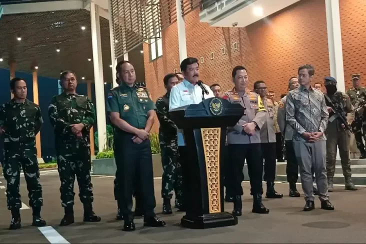 Menko Polhukam Hadi Tjahjanto memberikan keterangan kepada media terkait Pilot Susi Air, Philip Mark Mehrtens di Base Ops Lanud Halim Perdanakusuma./Ist