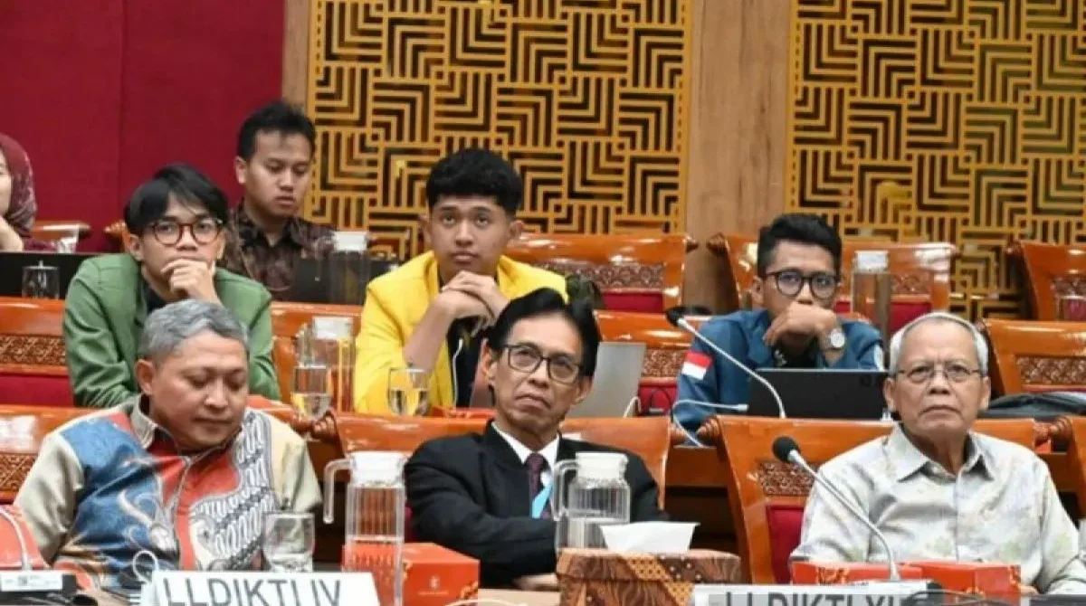 Kepala Lembaga Layanan Pendidikan Tinggi (LLDIKTI) Wilayah XI Kalimantan Muhammad Akbar (tengah depan) saat menghadiri Rapat Dengar Pendapat Umum (RDPU) Komisi X DPR RI terkait revisi tiga Undang-Undang (UU), yakni UU tentang Sistem Pendidikan Nasional (S