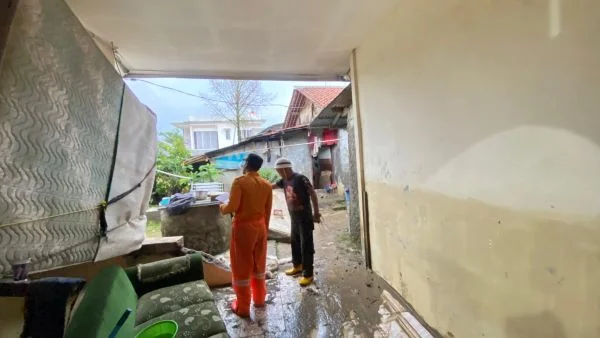 BPBD Kabupaten Bogor melaksanakan giat pembersihan rumah warga pascabanjir yang melanda Desa Cijayanti (Dok : Ist).