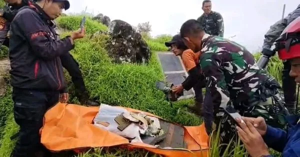 Serpihan pesawat ATR yang ditemukan Tim SAR gabungan di puncak Gunung Bulusaraung (Dok : Ist).