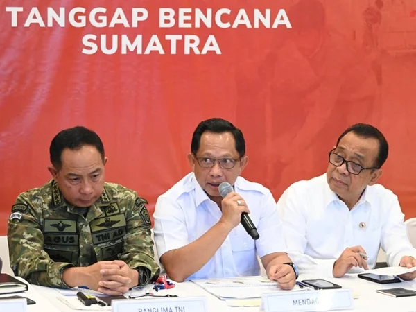 Menteri Dalam Negeri Tito Karnavian menyampaikan terkait langkah konkret pemerintah pusat bersama pemerintah daerah dalam keterangan pers yang digelar di Posko Terpadu Penanggulangan Bencana Alam, Pangkalan TNI AU Halim Perdanakusuma (Dok : Ist).