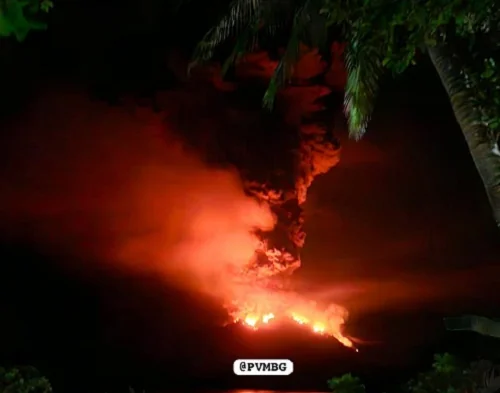 Gunung Ruang erupsi. (Foto: Dok. Pusat Vulkanologi dan Mitigasi Bencana Geologi (PVMBG)).