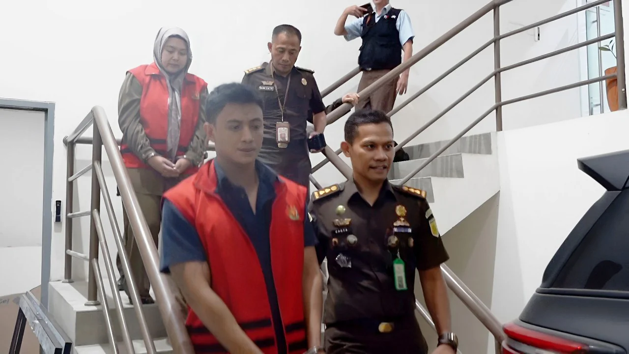 Dua tersangka rugikan negara 25 miliar ditahan. DOC: (KEJATI JABAR)