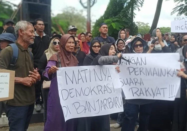 Para ibu-ibu saat menyuarakan keresahannya di depan Kantor DPRD Banjarbaru. DOC: (POROS KALIMANTAN)