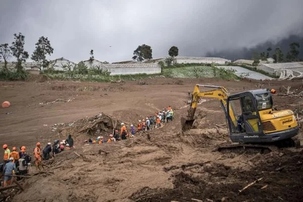 Proses evakuasi korban longsor Bandung Barat (Dok : Int).