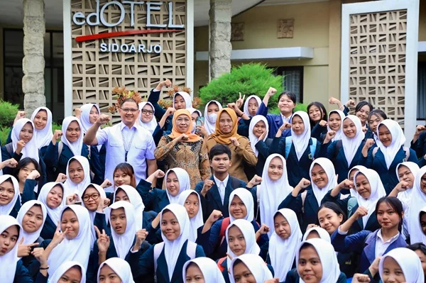 Gubernur Jawa Timur Khofifah Indar Parawansa saat meninjau langsung aktivitas pembelajaran dan unit praktik di Sekolah Menengah Kejuruan Negeri (SMKN) 1 Buduran, Kabupaten Sidoarjo (Dok : Ist).