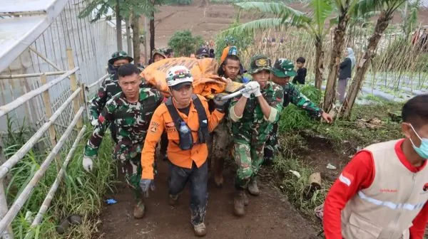 Proses evakuasi korban longsor di Bandung Barat (Dok : Ist).