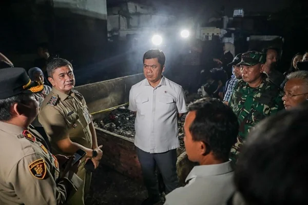 Wakil Menteri Sekretaris Negara (Wamensesneg) Juri Ardiantoro meninjau langsung posko pengungsian korban kebakaran Kemayoran (Dok :  Kemensetneg).