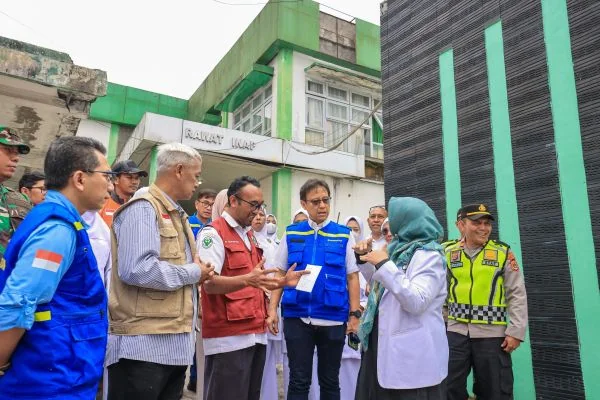 Menteri Kesehatan (Menkes) Budi Gunadi Sadikin saat meninjau wilayah terdampak di Bener Meriah (Dok : Int).