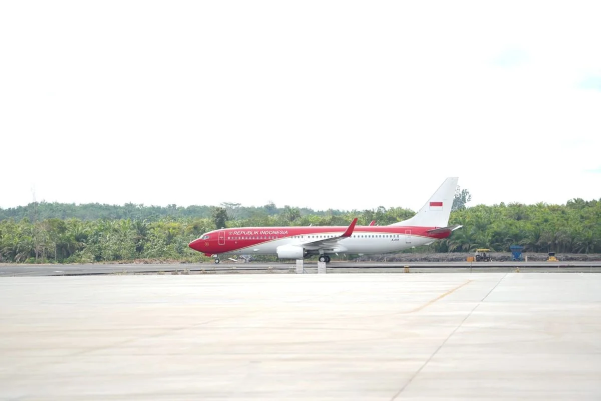 Pesawat Kepresidenan seri Boeing 737-800 untuk pertama kalinya mendarat di Bandara IKN, Penajam Paser Utara, Kalimantan Timur, Jumat (11/10/2024), yang merupakan lahan HPL Badan Bank Tanah(Kompas).