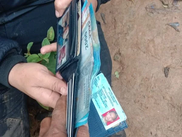 Penemuan dompet salah satu korban kecelakaan pesawat ATR 42-500 (Dok : Ist).