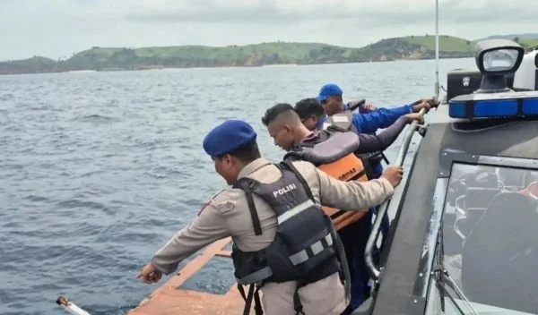 Tim SAR gabungan melakukan pencarian hari ke-empat terhadap 4 WNA Spanyol, korban KM Putri Sakinah yang tenggelam di Labuan Bajo (Dok : Int).