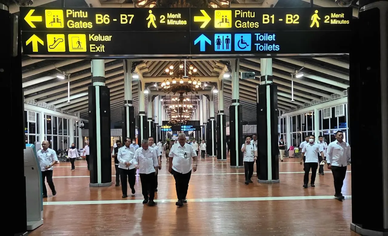 Menteri Perhubungan Dudy Purwagandhi secara langsung mengumumkan pembukaan kembali operasional bandara dari Terminal 1 Bandara Soekarno-Hatta (Dok : Ist).