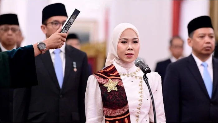 Presiden Prabowo Subianto secara resmi melantik dan mengesahkan pengangkatan antarwaktu Iffa Rosita, sebagai Anggota Komisi Pemilihan Umum dalam sisa masa jabatan Tahun 2022-2027 pada Selasa, 5 November 2024 di Istana Negara, Jakarta. Foto: BPMI Setpres/M
