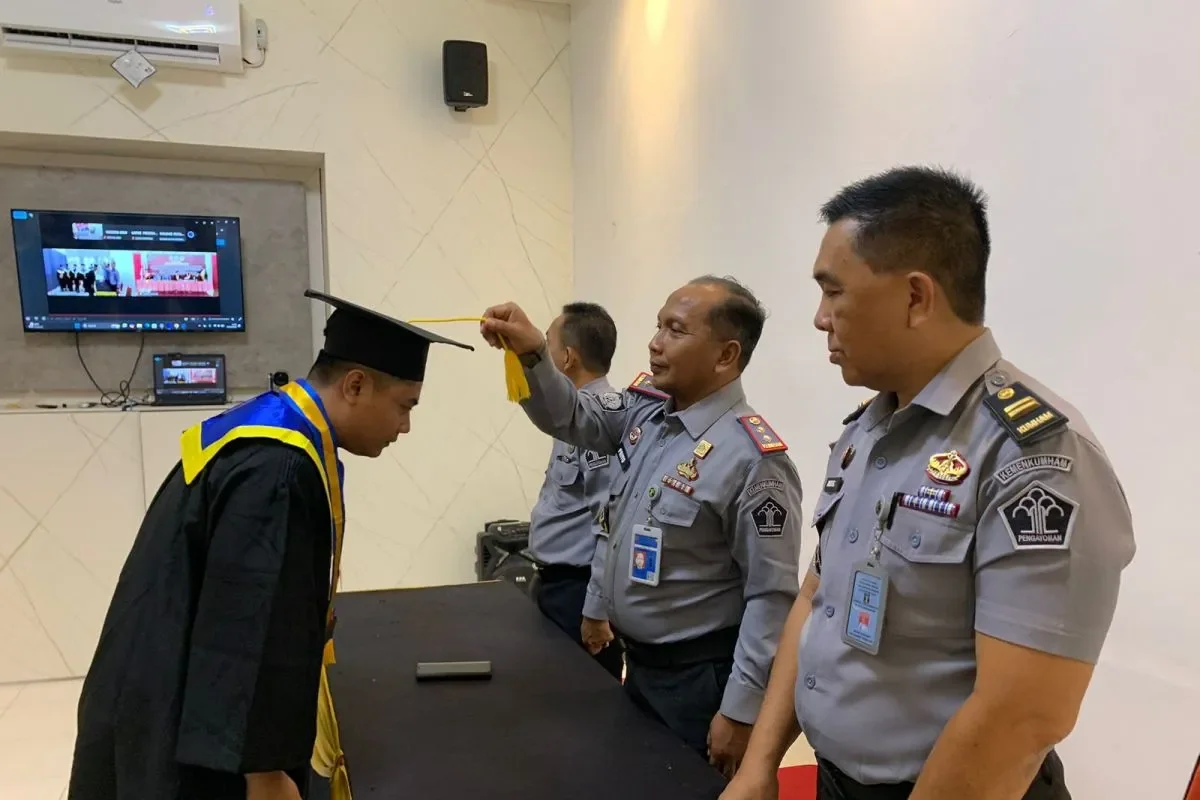 Wisuda program diploma 1 teologi di Lapas Singkawang. DOC: (ANTARA)
