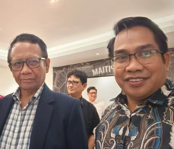 Akademisi Universitas Islam Negeri Makassar (UINAM), Prof Firdaus Muhammad bersama Anggota Komisi Percepatan Reformasi Polri, Prof Mahfud MD, (Dok: Ist).