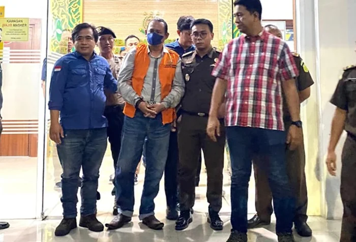 Kepala Desa Ciwaringin ditahan Kejari (Baju Orange).